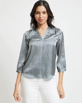 women printed regular fit v-neck top