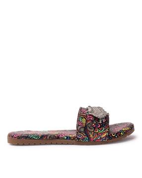 women printed slip-on flat sandals with metal accent