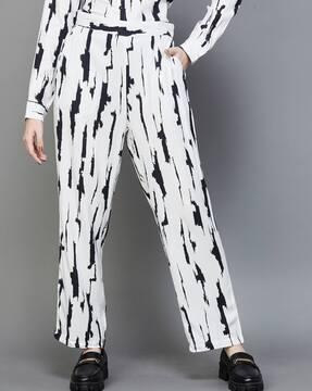 women printed straight fit pants with insert pockets