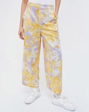 women printed straight fit pleated trousers