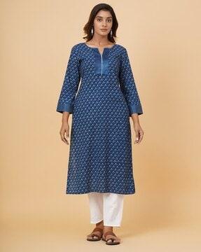 women printed straight kurta with bracelet sleeves