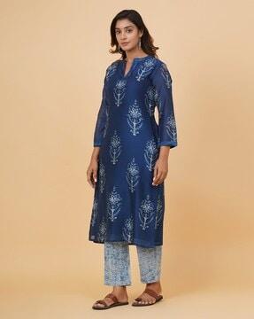 women printed straight kurta with bracelet sleeves