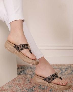 women printed thong-strap wedges