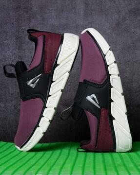 women regular fit knitted sports shoes with round shape