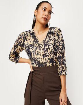 women regular fit v-neck animal print top