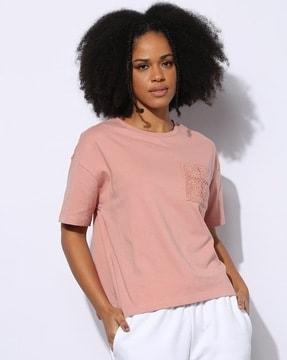 women relaxed fit organic cotton round-neck t-shirt with crochet pocket