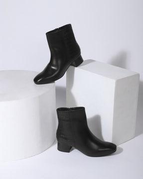 women round-toe boots with zip fastening