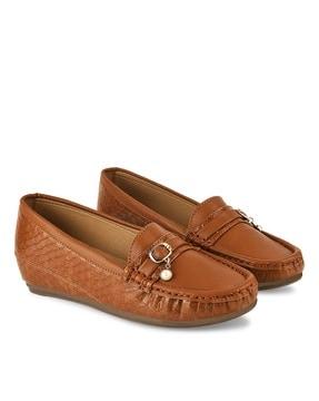 women round-toe slip-on loafers with buckle applique