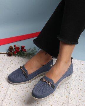 women round-toe slip-on shoes with metal accent