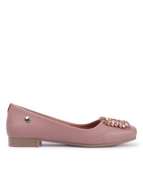 women round-toe slip-on shoes with metal accent