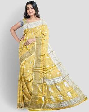 women saree with contrast border