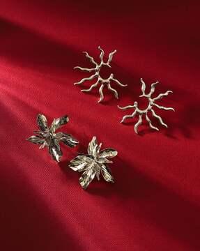 women set of 2 gold-plated floral-shaped studs