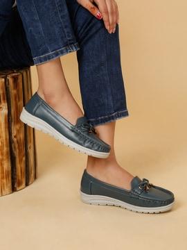 women slip-on moccasins with bow accent