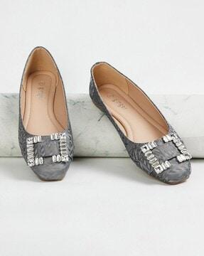 women slip-on sandals with flat heals