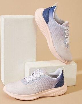 women sports shoes with lace fastening