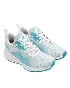 women sports shoes with lace fastening