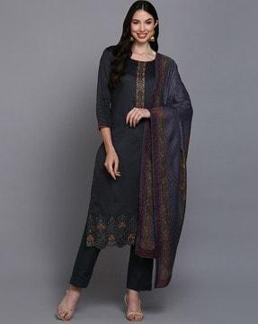 women straight kurta set with embroidery