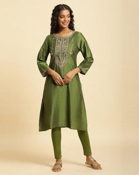 women straight kurta with embroidered yoke