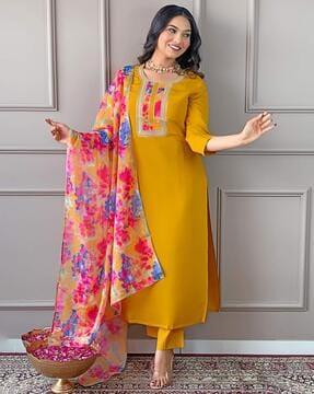 women straight kurta with pants & floral print dupatta