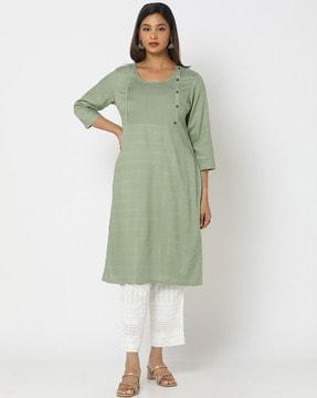 women straight kurta with pintucks