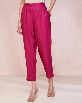 women tapered fit pants with inseert pockets