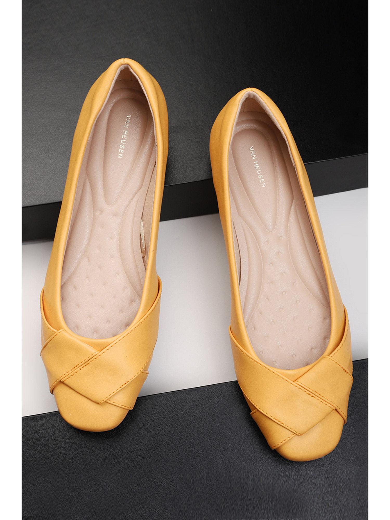 women yellow ballerinas