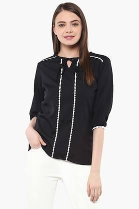 womens key hole neck solid top - black