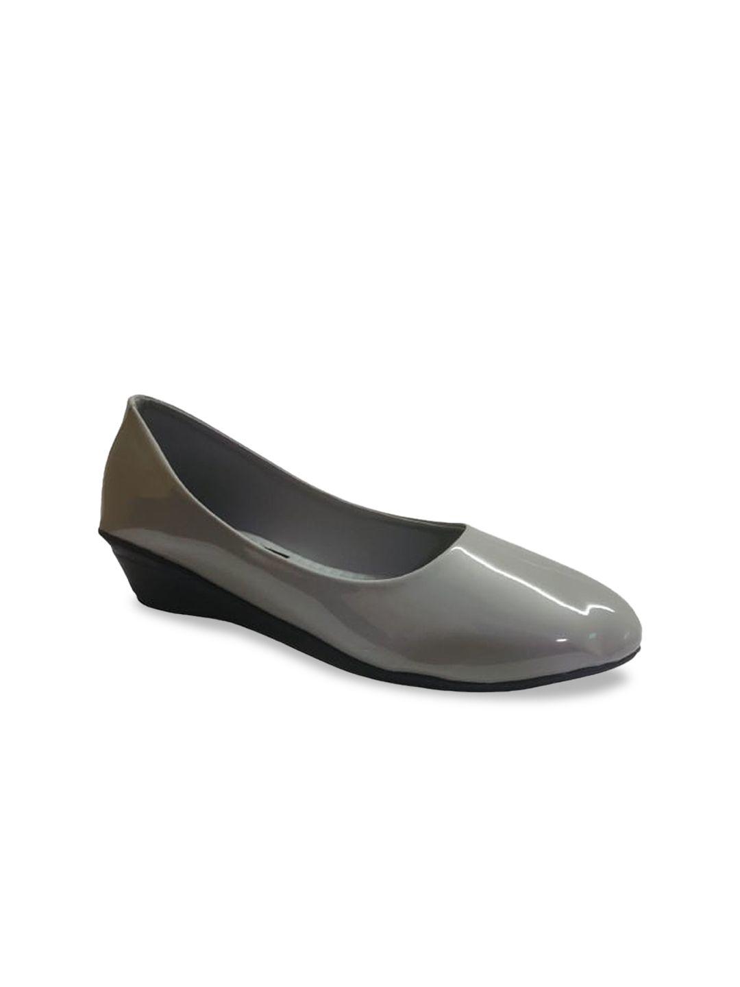 womens berry grey colourblocked wedge pumps