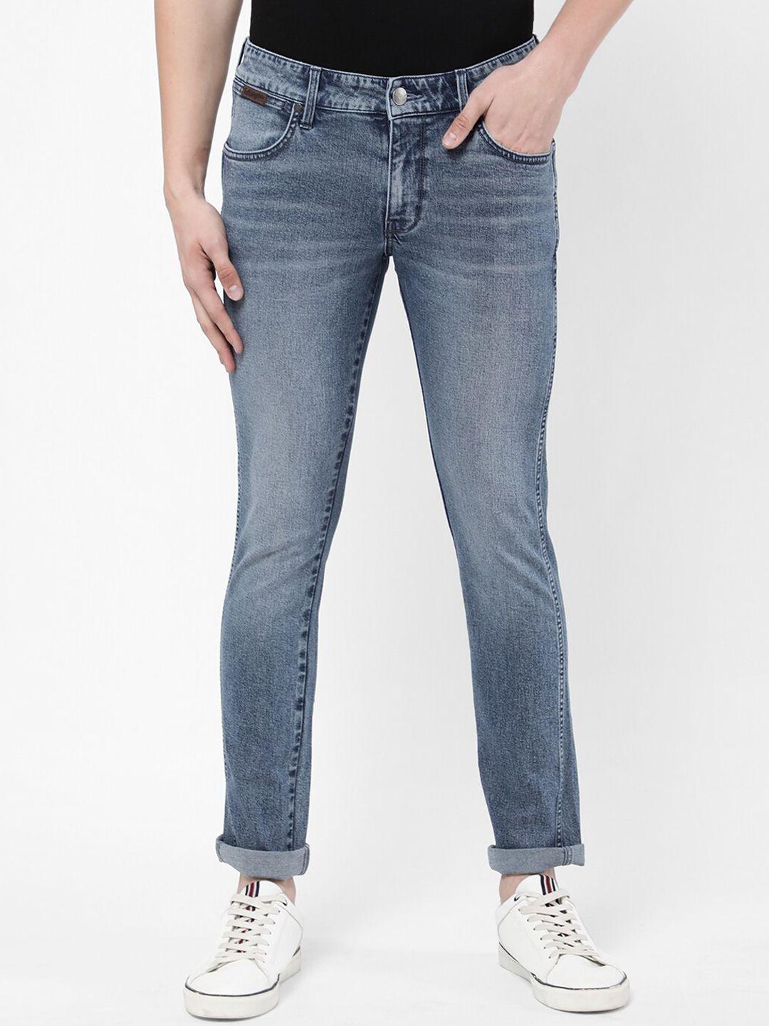 wrangler men blue skanders slim fit low-rise heavy fade stretchable jeans
