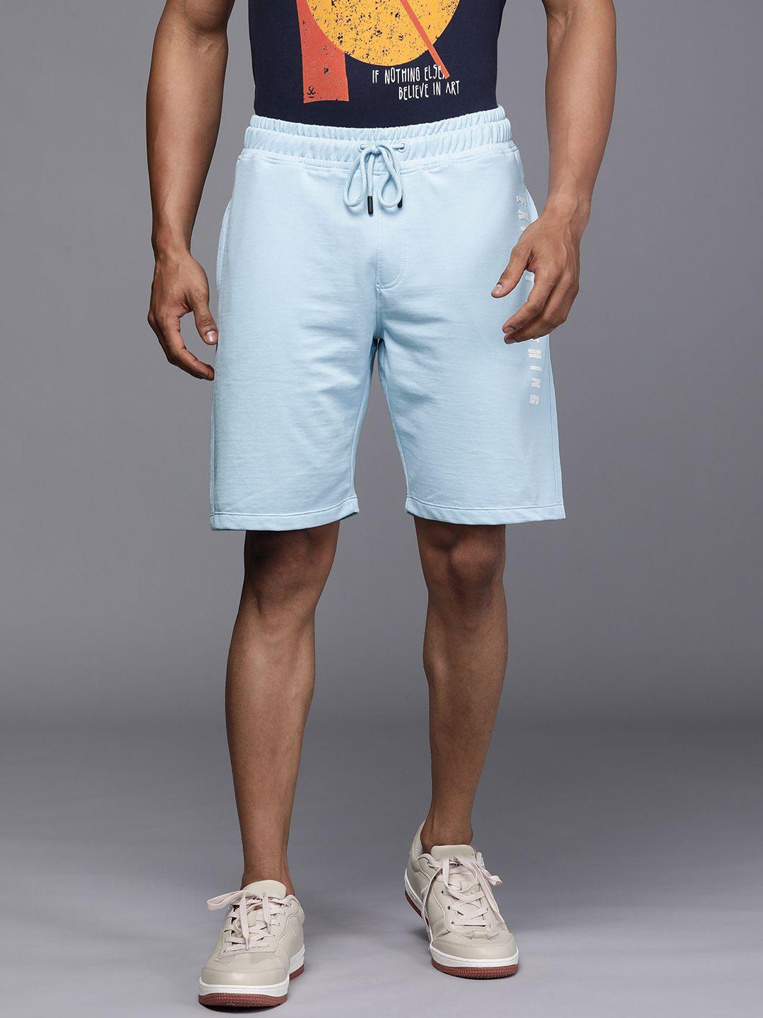 wrogn men light blue solid mid-rise applique regular shorts