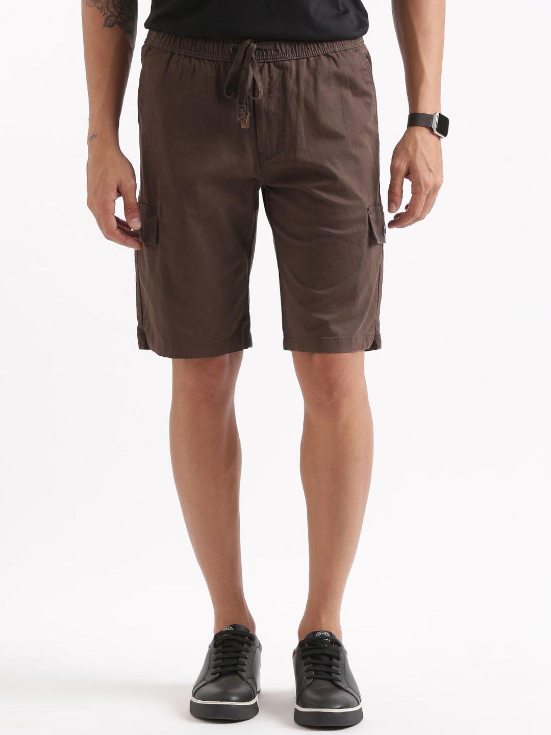 wrogn men mid rise slim fit cotton cargo shorts