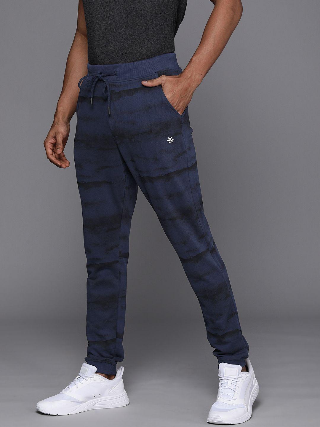 wrogn men navy blue & black printed slim fit pure cotton joggers