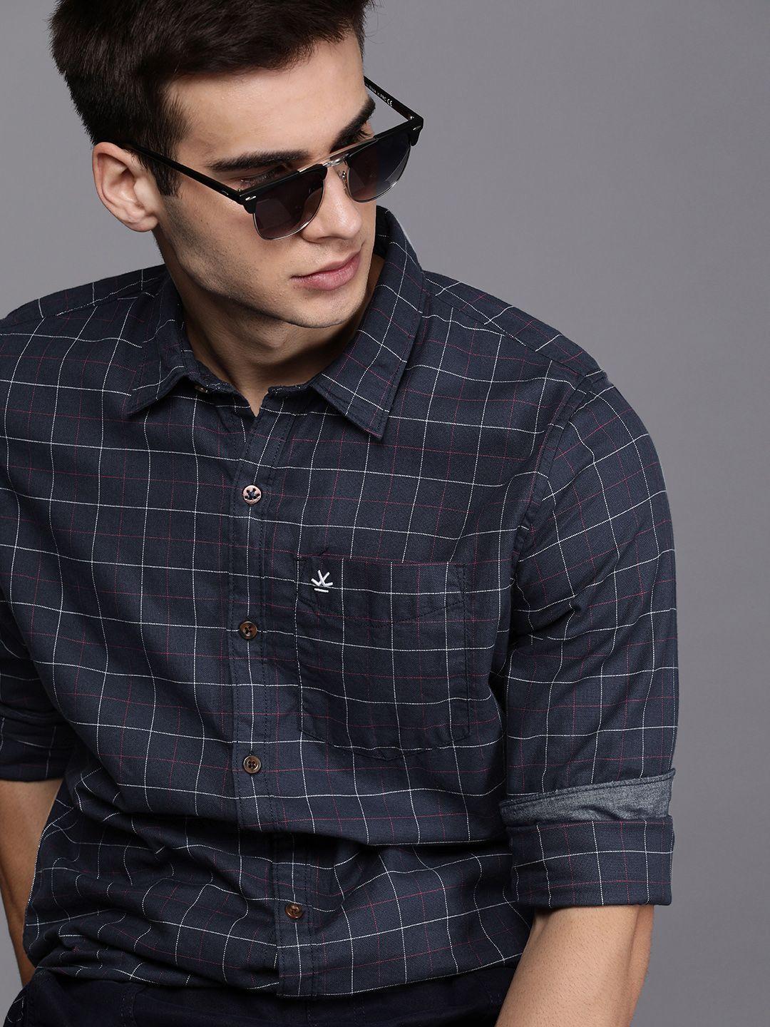 wrogn men navy blue & red slim fit checked casual shirt