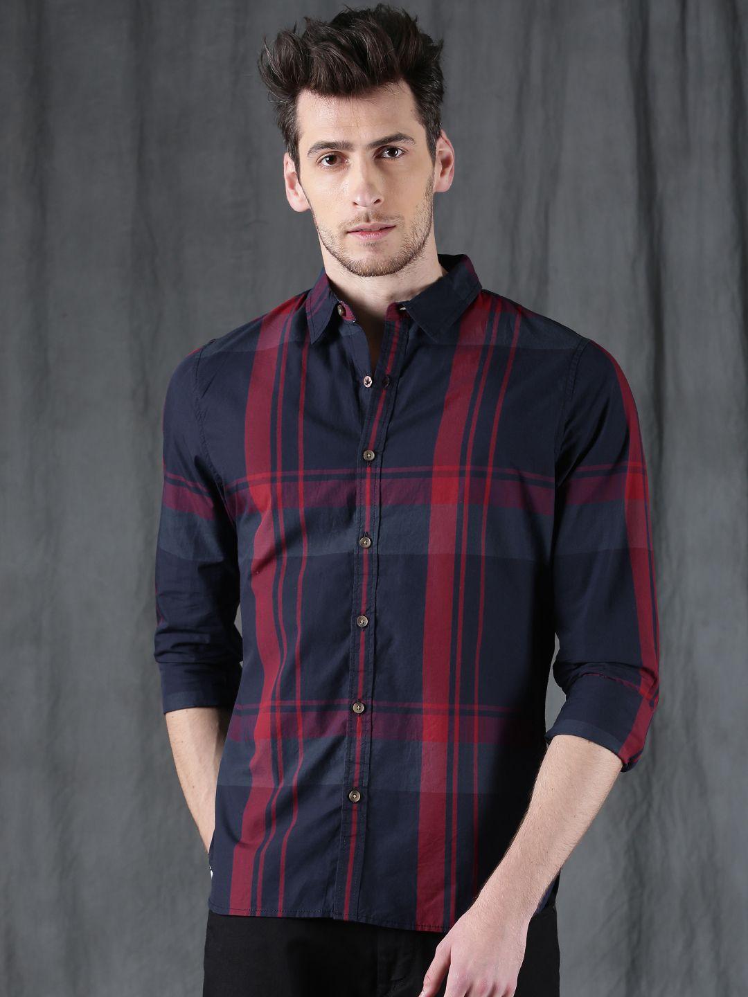 wrogn men navy blue & red slim fit checked casual shirt