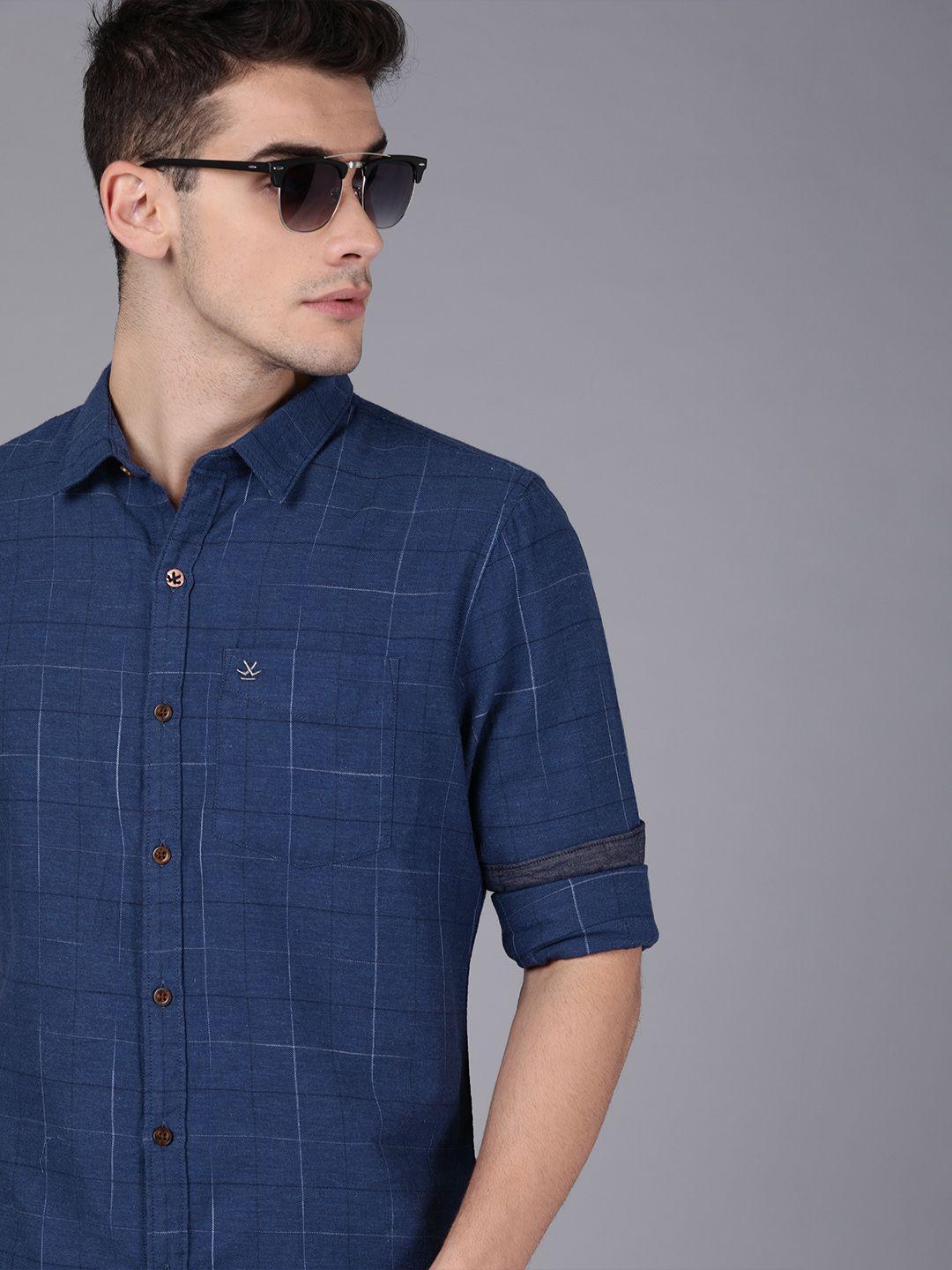 wrogn men navy blue & white slim fit checked casual shirt