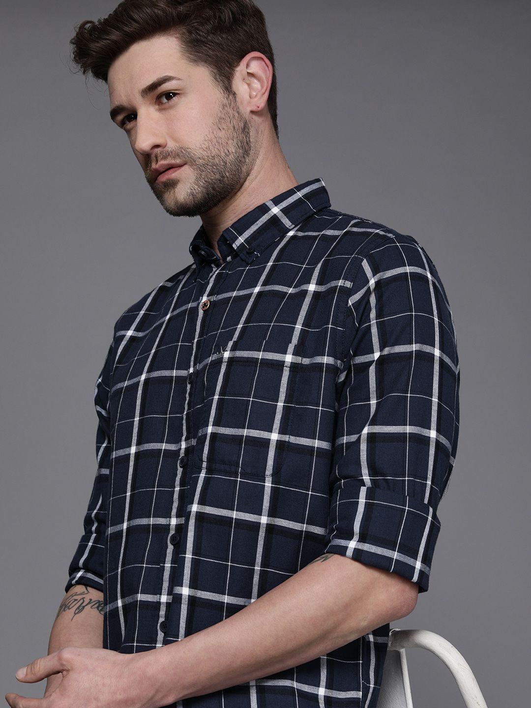 wrogn men navy blue & white slim fit checked pure cotton casual shirt