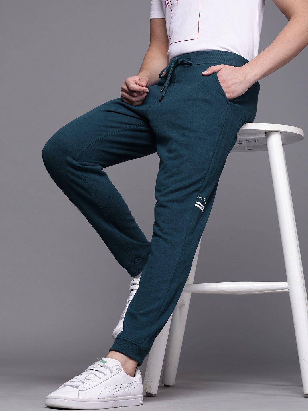 wrogn men teal blue slim fit solid cropped joggers with printed details