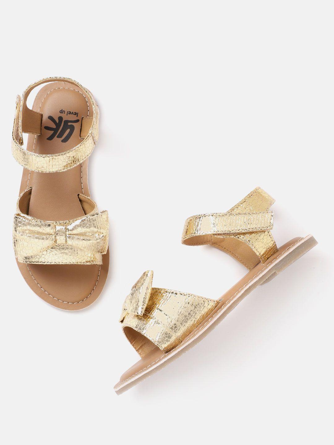 yk girls gold-toned textured open toe flats with bow detail