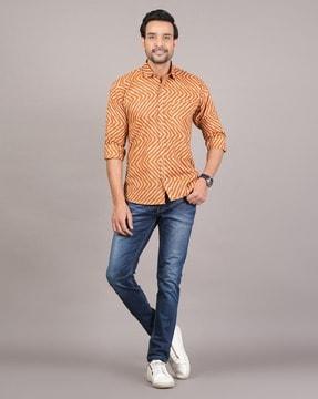 zigzag print regular fit shirt with patch pocket