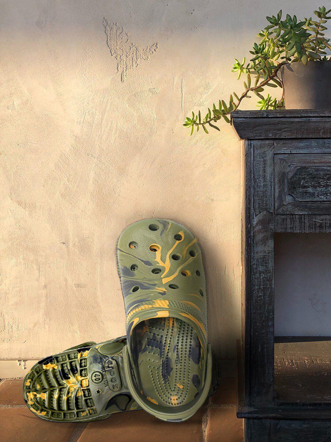 zuru bunch unisex green & yellow printed rubber clogs