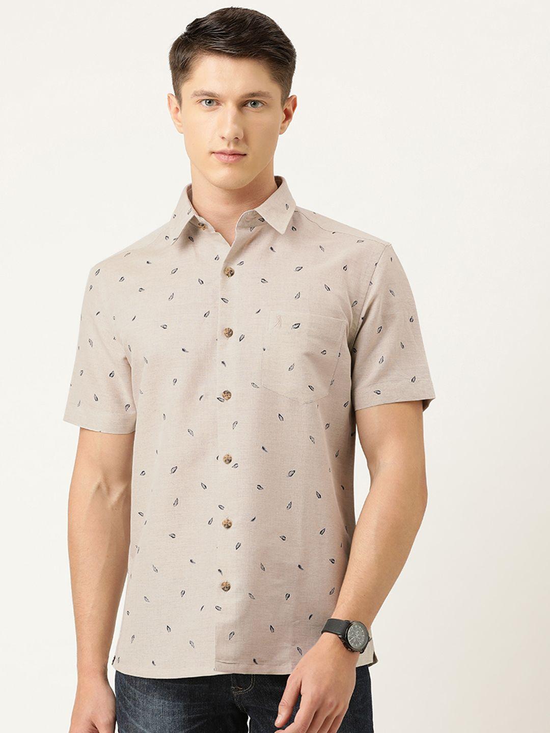 burnt-umber-men-off-white-&-black-slim-fit-leaf-print-casual-shirt