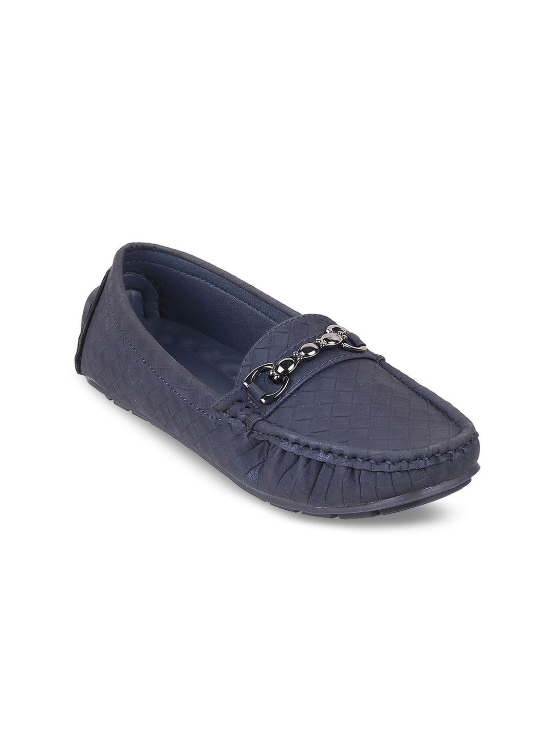 mochi-women-textured-loafers
