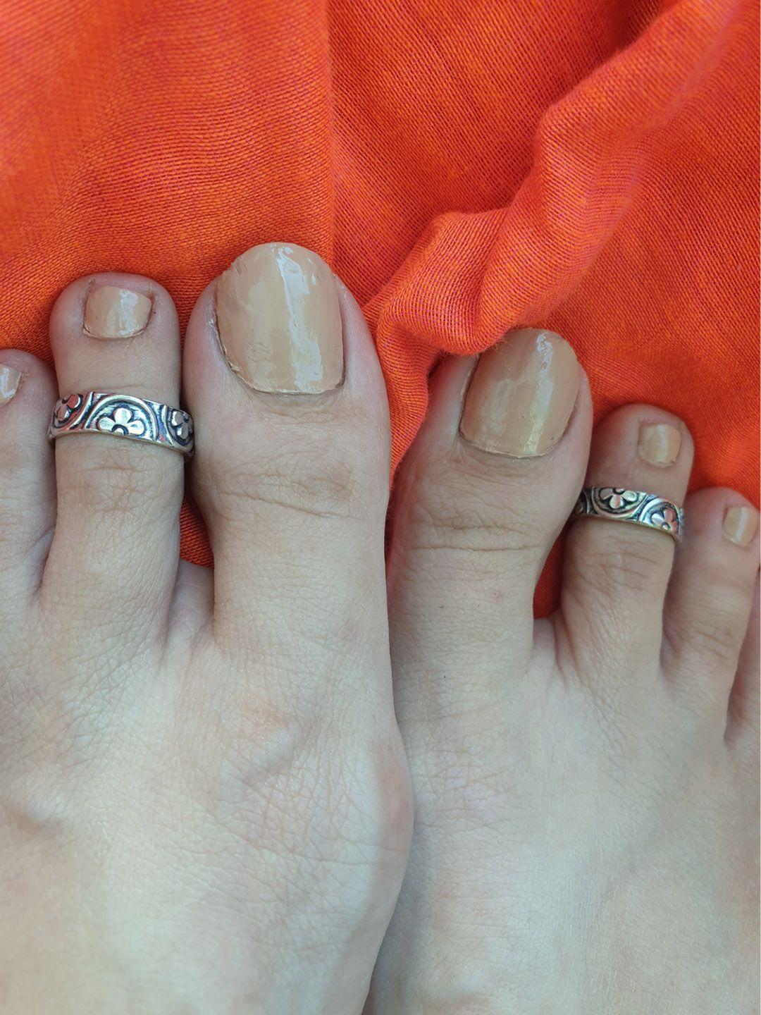 firoza-women-set-of-2-oxidised-silver-toned-adjustable-toe-rings
