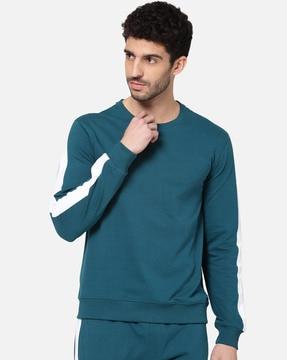 round-neck-sweatshirt-with-contrast-stripe