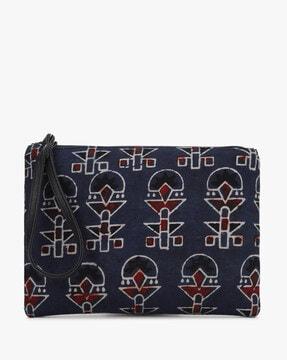 printed-wristlet-with-zipper-closure