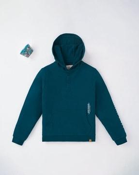 sustainable-hoodie-with-kangaroo-pocket