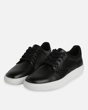 low-top-sneakers-with-lace-fastening