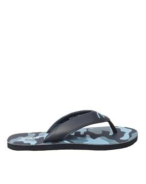 camouflage-print-thong-strap-sandals