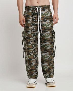 men-camouflage-print-relax-fit-cargo-pants