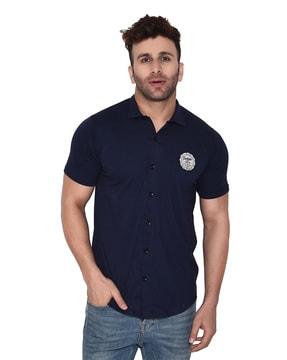 men-logo-print-regular-fit-shirt-with-spread-collar